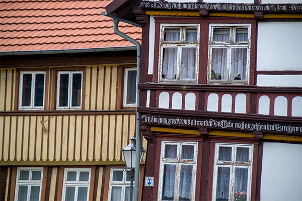 Skæve detaljer. Mange af husene er sunket lidt sammen med årene...