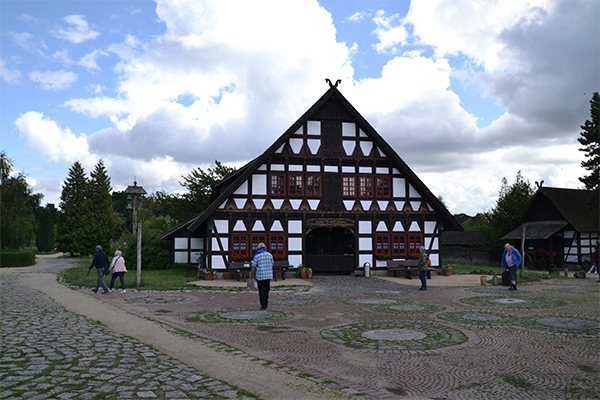 Ved siden af møllemuseet er der opført kopier af gamle landsbyhuse.