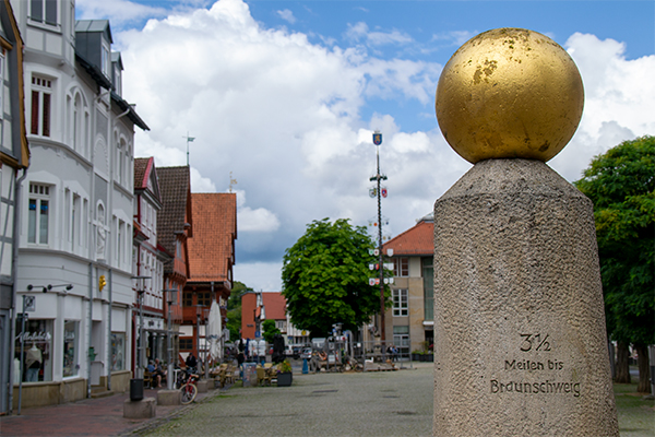 Milepælen på markedspladsen markerer stedet, hvor de gamle handelsruter krydsede hinanden.