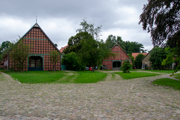 Gårdene ligger i en cirkel omkring landsbyen midte. Her i Satemin.