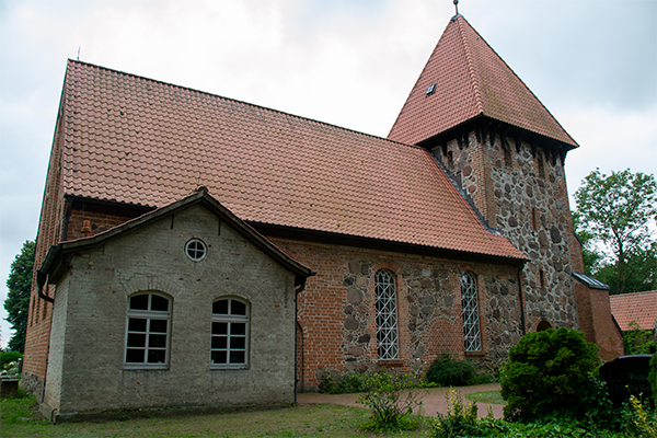 Landsbyerne havde oprindeligt ikke nogen kirke. Måske fordi venderne først blev kristne sent. I udkanten af Satemin er der dog opført en kirke.