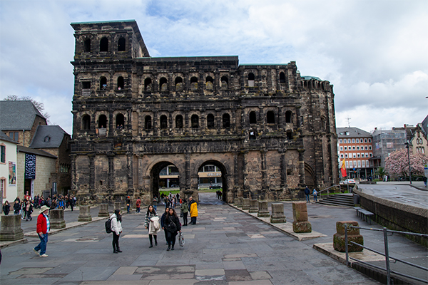 En ferie i Tyskland kunne gå til Trier. Her ses den bevarede romerske byport, Porta Nigra