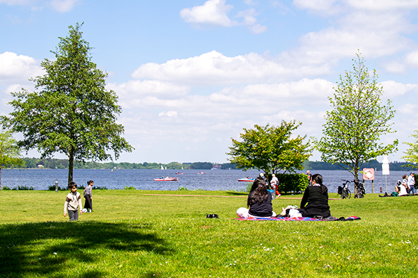 På en sommerdag er der godt fyldt op langs søen.