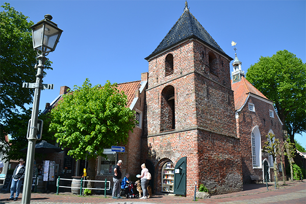 Det rustikke kirketårn er opført ved siden af byens kirke.