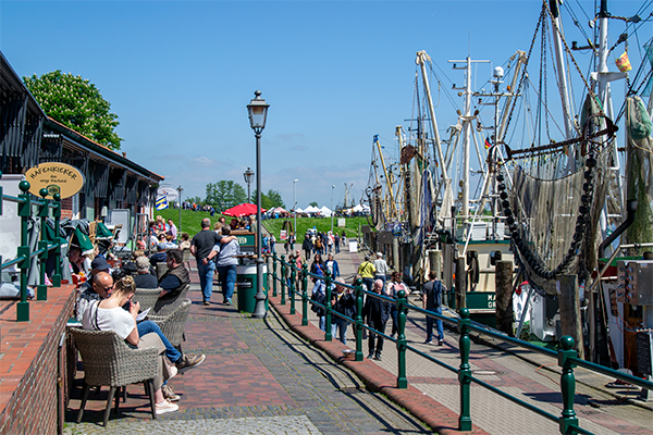 Promenaden langs havnen er fuld på en varm sommerdag.