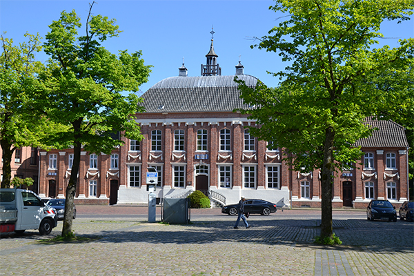 Dette fine barokpalæ huser i dag byens mennonitterkirke.