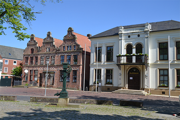 Markedspladsen i Norden byder på flere fine huse. Blandt andet Gavlhuset "Dree Süsters" til venstre på billedet.