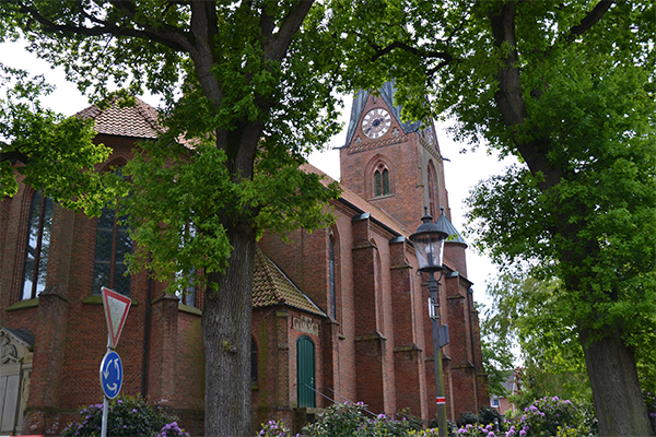 Byens kirke er oprindeligt fra 1200-tallet, men kraftigt renoveret i 1861.