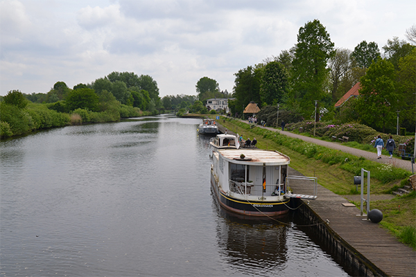 Hadelner Kanal løber parallelt med søen. Den forbinder floden Weser med havet.