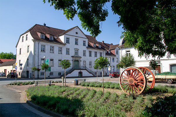 Der er mange flotte, hvide bygninger i Bad Karlshafen.