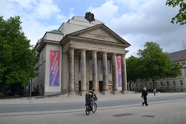 Lippisches Landestheater er opført i 1825.