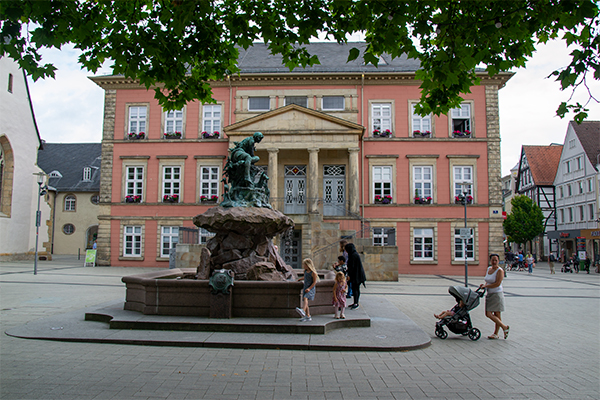 Byens rådhus er opført i 1830.