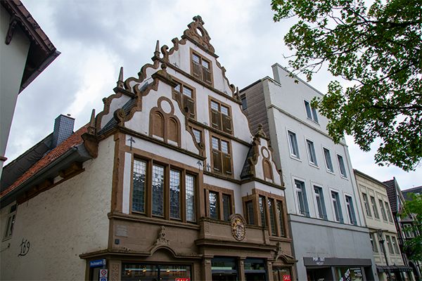 Få historiske gavlhuse er stadig bevaret i byen.