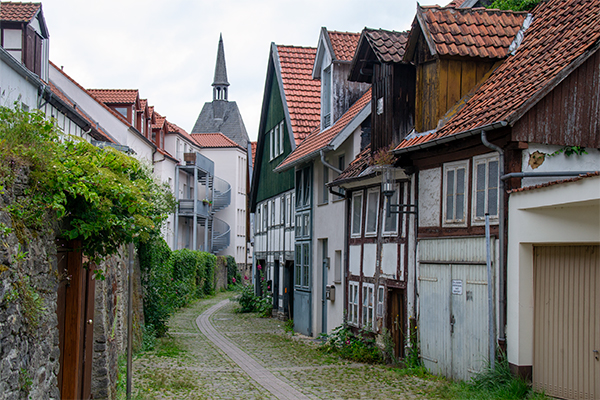 I de små gyder står de gamle huse tæt.