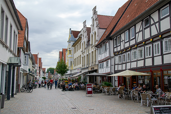 Mittelstrasse byder på både butikker og smukke gamle huse.