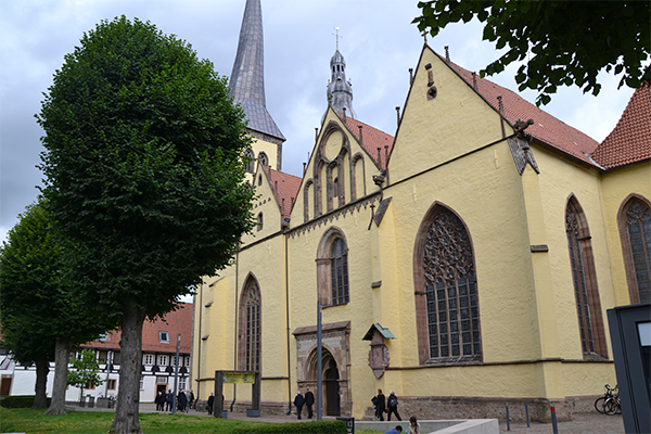 Kirken St. Nicolai er så stor, at den er svær at indfange på billedet...