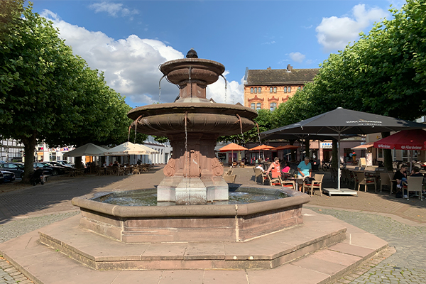 På Markt sørger brønden og platantræerne for et sydlandsk strejf.