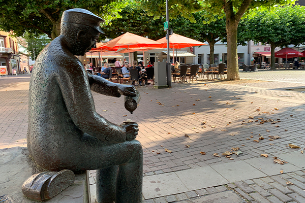 Skulpturen "Ackerbürger" tager sit et hvil på markedspladsen.