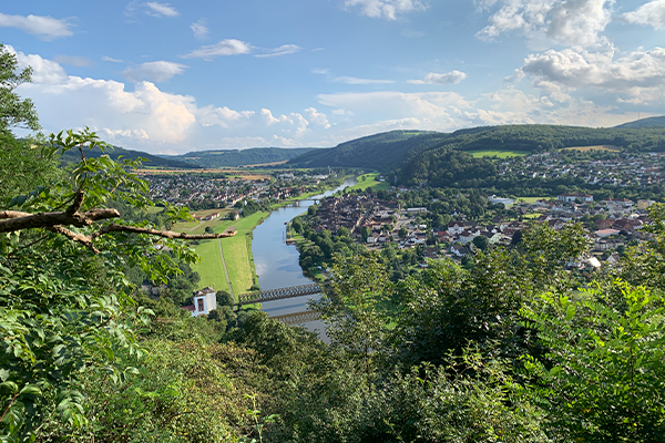 Udsigt over Weser fra Bismarckturm ved Bodenwerder.