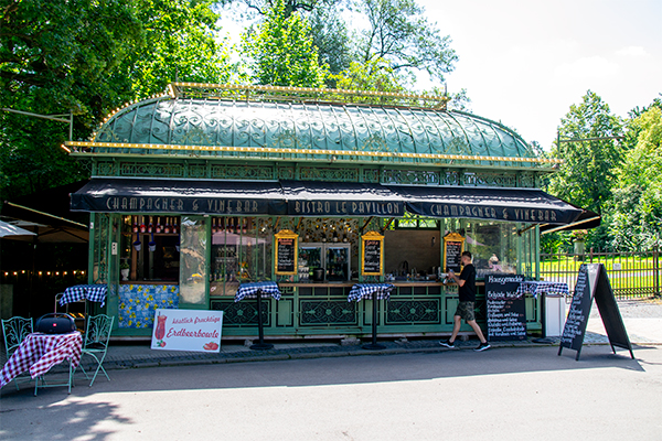 Denne fine lille café ligger i slotsparken.