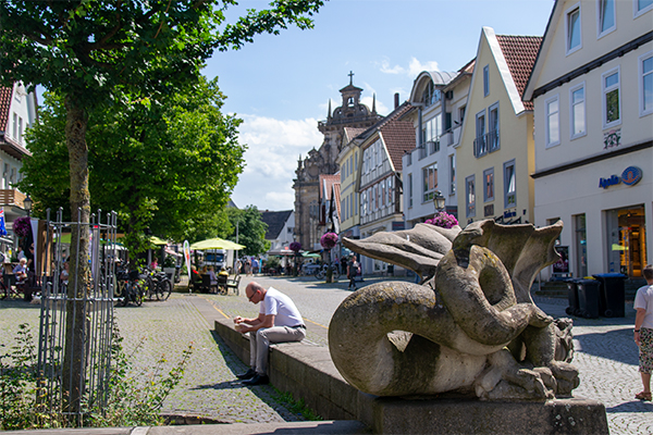 Hovedgaden Langestrasse byder på butikker, og spisesteder i historiske rammer.