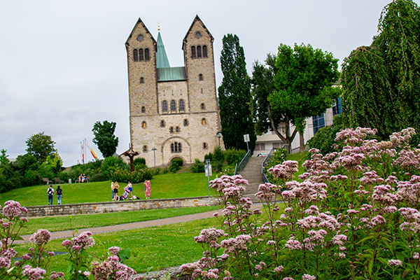 Tvillingetårnene på kirken Abdinghof med byparken i forgrunden.