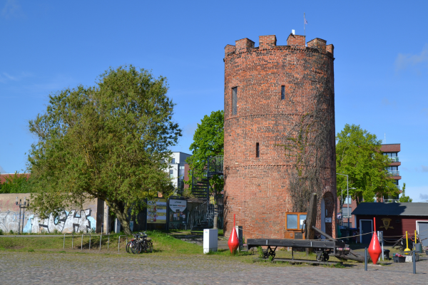 Det gamle fængselstårn er opført i 1300-tallet og var tidligere en del af bymuren.
