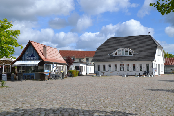 Den lille plads midt i fiskerlandsbyen er et fint udgangspunkt for en vandretur