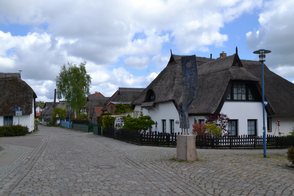 Landsbyens hovedgade, Dorfstrasse, har mange hyggelige stråtækte huse