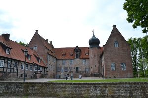 Burg Bederkesa har rødder tilbage til 1100-tallet. Den nuværende borg er fra 14- og 1500-tallet.