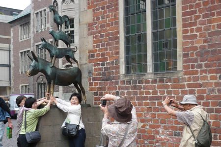 Statuen af de fire stadsmusikanter er evigt populær blandt turister.