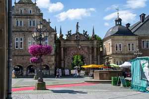 Fürstliches Hofkammer til venstre for porten tilhører fyrstefamilen Schaumburg-Lippe