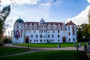 Slottet ligger i udkanten af den gamle bydel