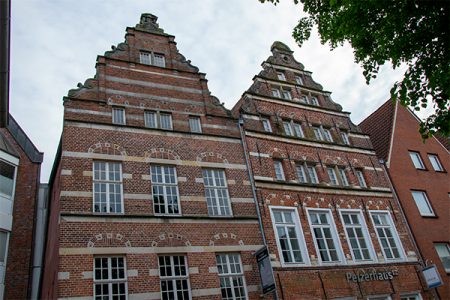 emden6 De to gavlhuse, Pelzerhäuser, regnes for at være de ældste tilbageværende huse i byen. De stammer fra 1600-tallet.