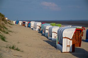 Der er fine, lange strande ved eksempelvis Nieblum og Wyk - med masser af strandstole.