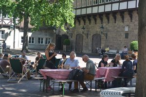 Der er udendørs servering på Ballhofplatz.