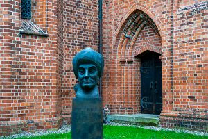 Denne buste af Carsten Niebuhr står foran kirken.
