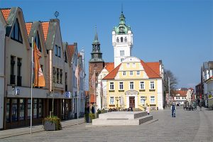 Byens barokke rådhus stråler på den lille plads, Rathausvorplatz.