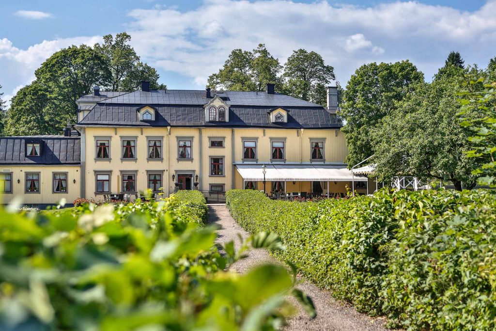 En herregård med frodig hage i Värmland i Sverige