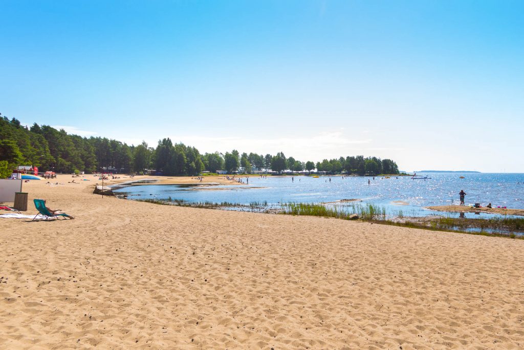 Den nydelige stranden Bomstadbaden i Värmland