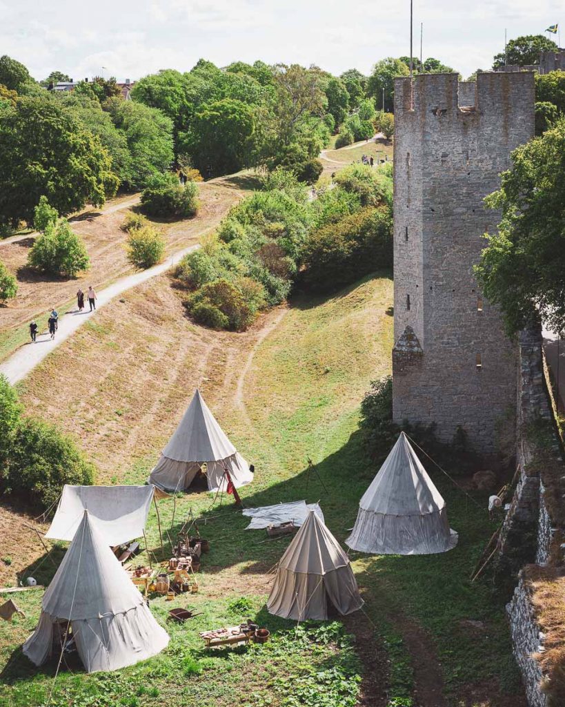 Fire telt spent opp ved muren på Middelalderfestivalen i visby