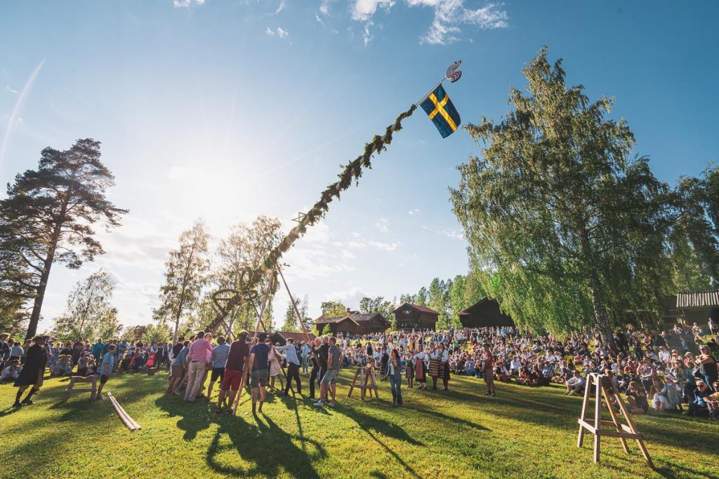 Midtsommer er en slags helligdag i Sverige blir feiret ved å heise maistang