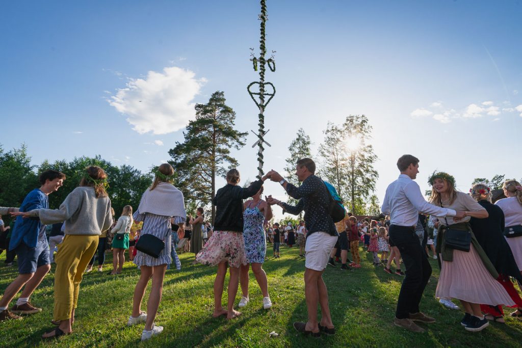 På Midtsommer danser svensker rundt stangen