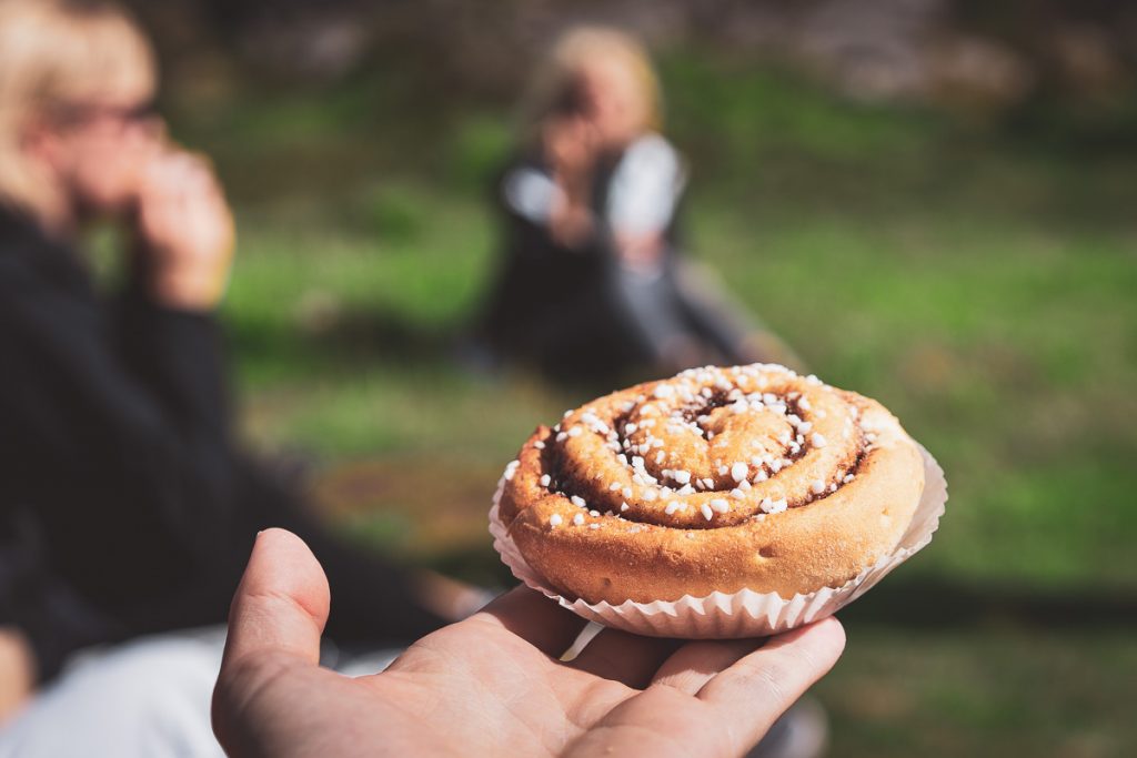 Kanelbolle med perlesukker i en stor muffinsform er typisk i Sverige