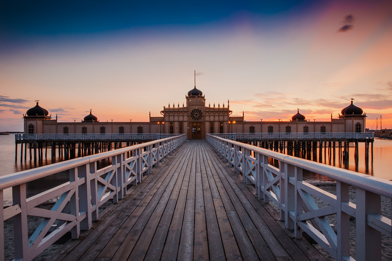 Solnedgang over Varberg Kallbadhus i Halland