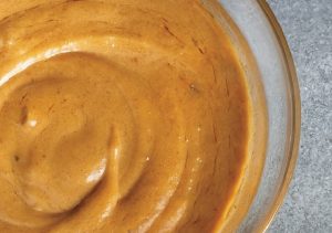 Peanutsovs opskrift – cremet asiatisk sauce med peanutbutter og kokosmælk