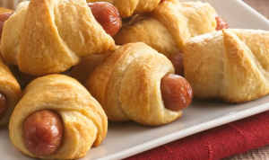 Nem opskrift på bløde og smagfulde pølsehorn med ketchup og wienerpølser. Perfekte til madpakke, børnefødselsdag og fryser – klar på under 1,5 time.