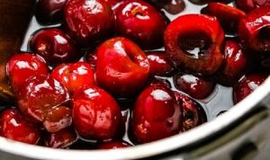 Nem opskrift på råsyltede bær i sukkerlage – perfekt topping til desserter, kager og is. Brug hindbær, ribs og andre friske bær for sød og syrlig balance.
