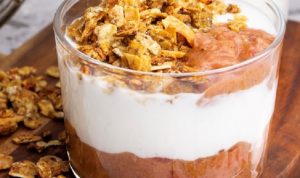 Nem og lækker opskrift på rabarbertrifli med makroner og vaniljecreme. En klassisk sommerdessert med rabarberkompot, perfekt til gæster og varme dage.