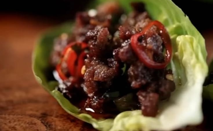 Oksekød i sprøde romano salatwraps med fiskesovs, chili og ingefær